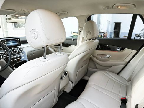 Used 2020 Mercedes-Benz GLC 300 4MATIC w/ Premium Package image 26