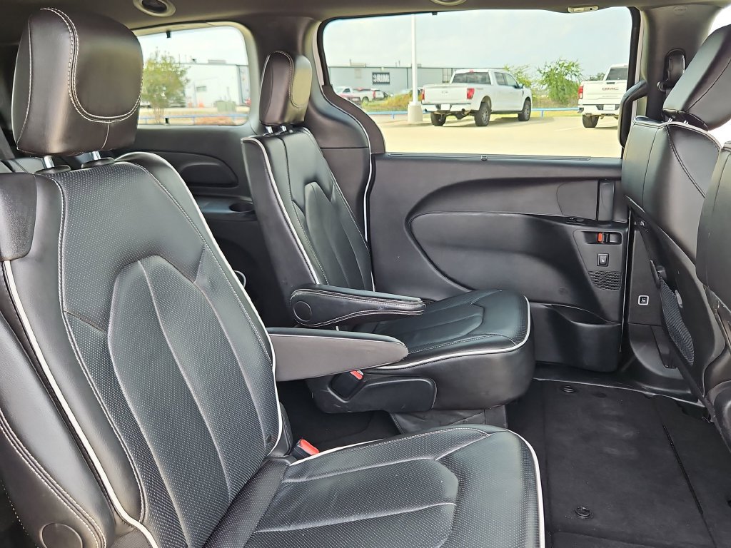 Used 2025 Chrysler Pacifica Limited FWD image 27