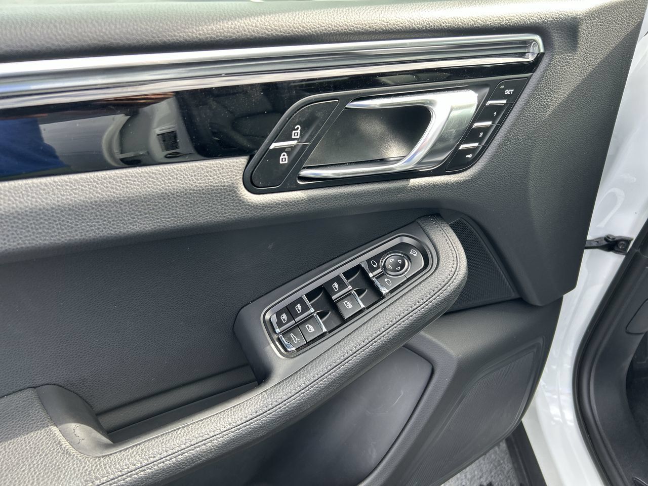 Used 2025 Porsche Macan AWD/4WD image 20