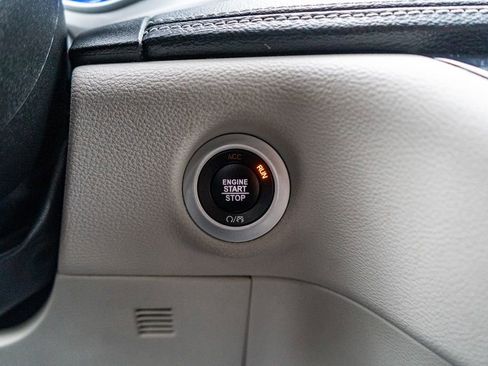 Used 2024 Chrysler Pacifica Select image 28