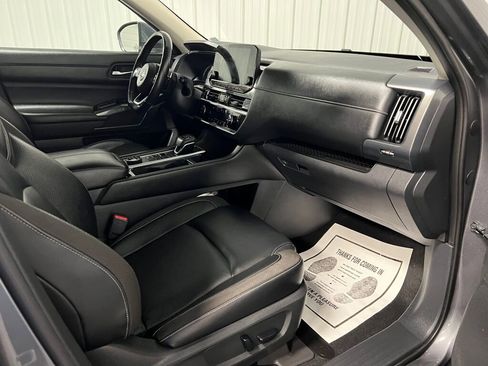 Used 2022 Nissan Pathfinder SL image 3