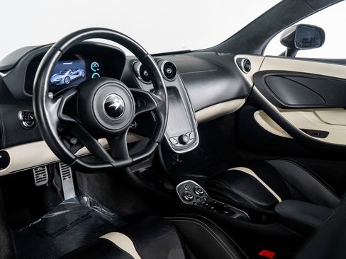 Used 2019 McLaren 570S Spider image 2