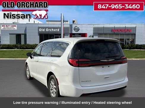 Used 2024 Chrysler Pacifica Touring FWD image 7