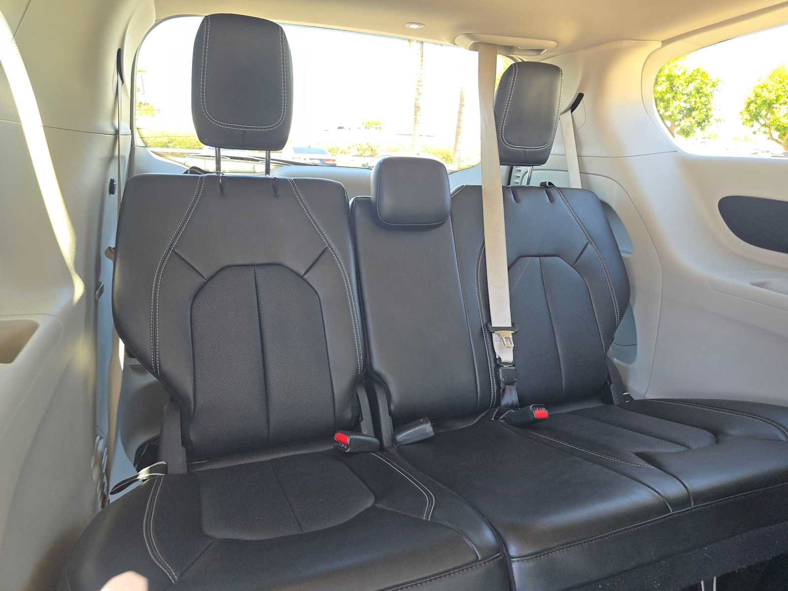 Used 2024 Chrysler Pacifica Touring-L FWD image 13