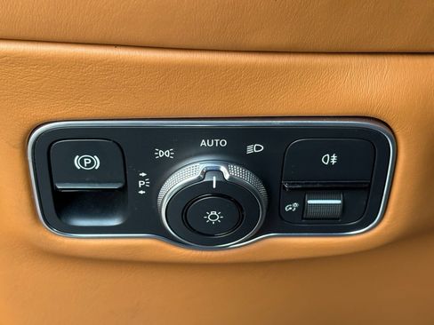 Used 2021 Aston Martin DBX AWD/4WD image 18