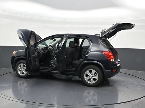 Used 2022 Chevrolet Trax LS AWD/4WD image 34