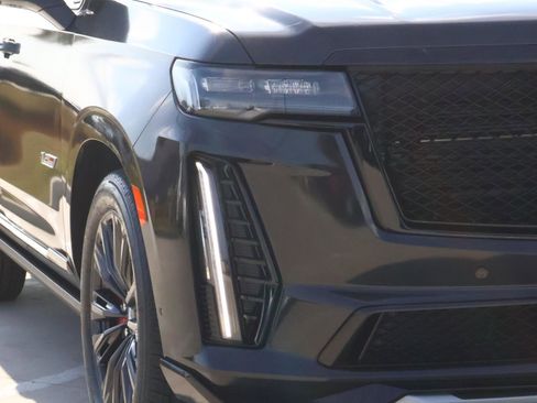 Used 2024 Cadillac Escalade V w/ LPO, ONYX Package image 9