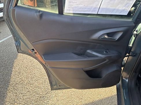 Used 2025 Chevrolet Trax LT FWD image 19