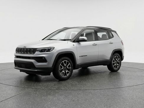 Used 2025 Jeep Compass Trailhawk AWD/4WD image 3