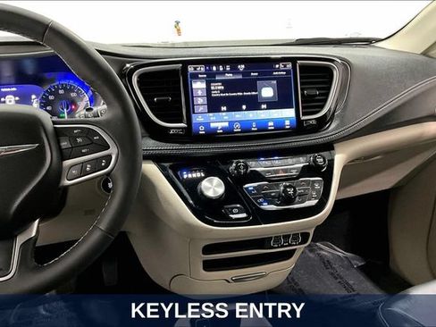 Used 2023 Chrysler Pacifica Touring-L AWD/4WD image 12