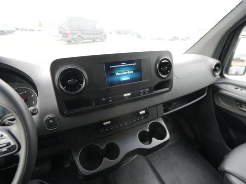 Used 2024 Mercedes-Benz Sprinter 2500 image 13
