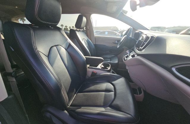 Used 2023 Chrysler Pacifica Touring-L FWD image 8