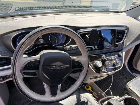 Used 2020 Chrysler Pacifica Limited FWD image 1