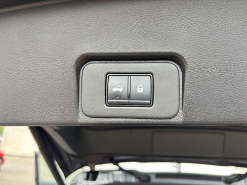 Used 2025 Nissan Rogue SV FWD image 24