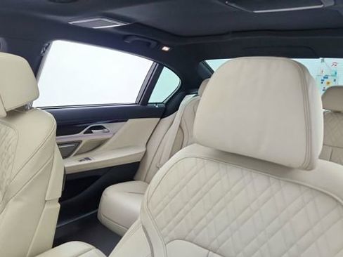Used 2022 BMW 740i xDrive w/ M Sport Package image 34