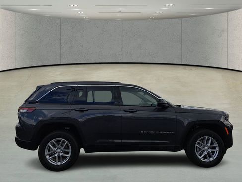 New 2026 Jeep Grand Cherokee Laredo RWD image 4