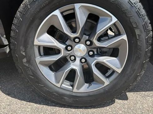 Used 2023 Chevrolet Suburban LT w/ Luxury Package AWD/4WD image 8