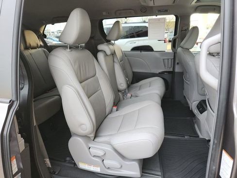 Certified 2019 Toyota Sienna XLE Premium image 26