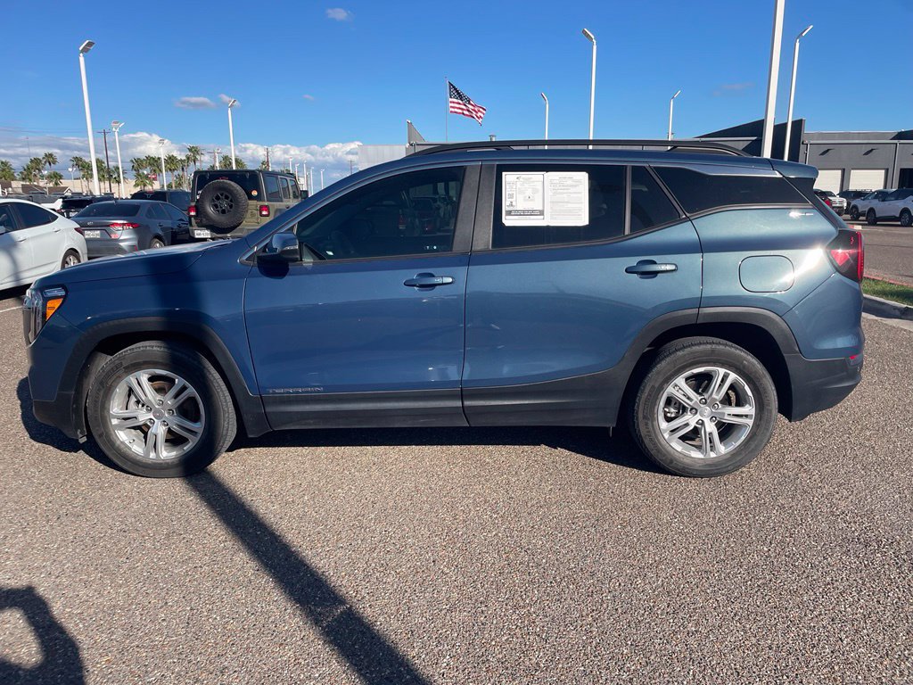 Used 2024 GMC Terrain SLE w/ Driver Convenience Package FWD image 2
