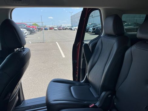 Used 2026 Kia Carnival FWD image 41