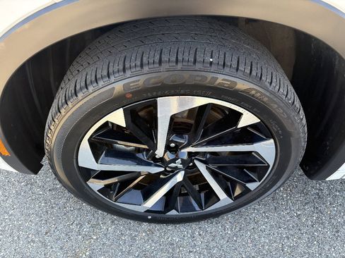 Used 2023 Mitsubishi Outlander SEL AWD/4WD image 9