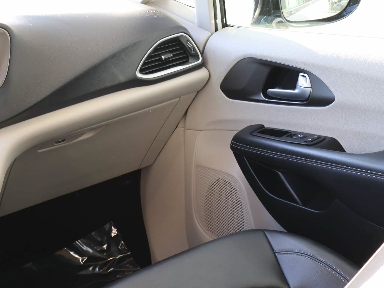 Used 2024 Chrysler Pacifica Touring-L FWD image 17