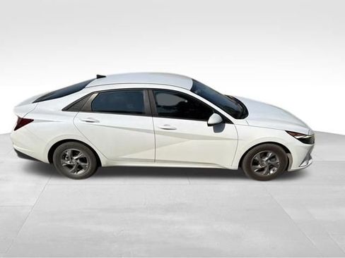 Used 2021 Hyundai Elantra SE FWD image 2
