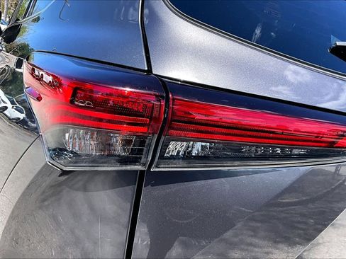 Used 2021 Toyota Highlander L image 29