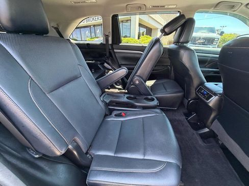 Used 2017 Toyota Highlander Limited AWD/4WD image 39