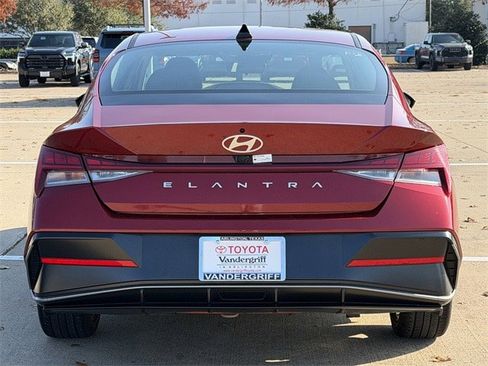 Used 2025 Hyundai Elantra SEL image 5