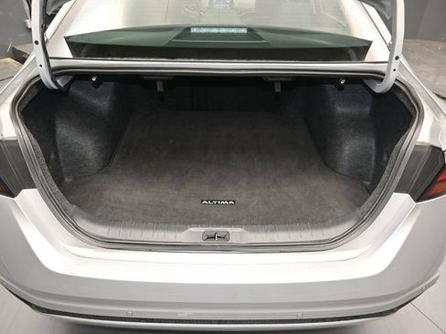 Used 2025 Nissan Altima 2.5 SV FWD image 14