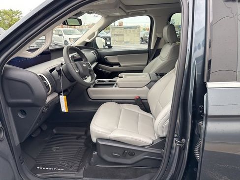 New 2025 Ford Expedition Active image 12