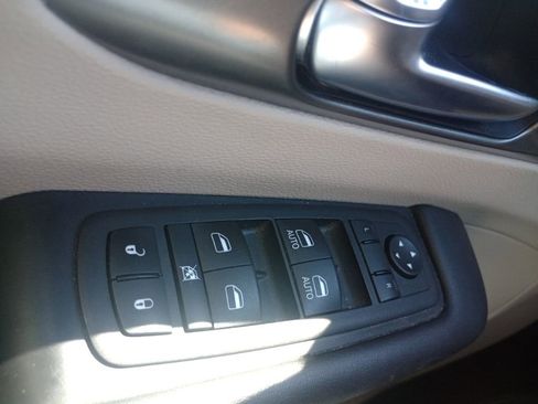 Used 2023 Chrysler Pacifica Touring-L image 24