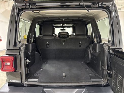 Used 2020 Jeep Wrangler Unlimited Sahara image 11