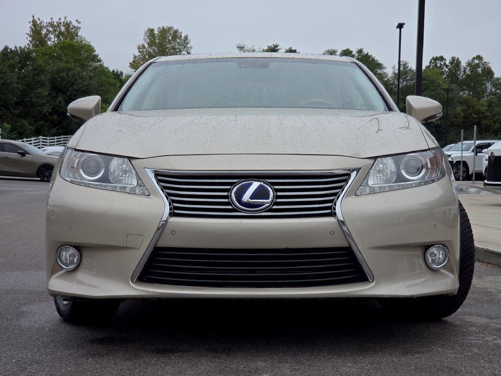Used 2013 Lexus ES 300h w/ Luxury Pkg FWD image 3