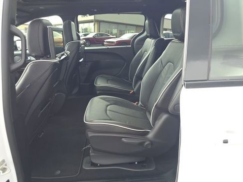Used 2026 Chrysler Pacifica Premium FWD image 35