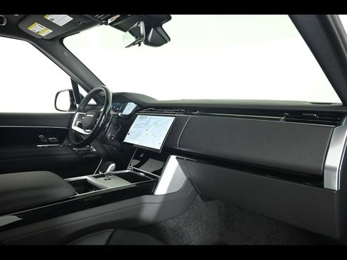 Used 2025 Land Rover Range Rover Long Wheelbase SE image 14