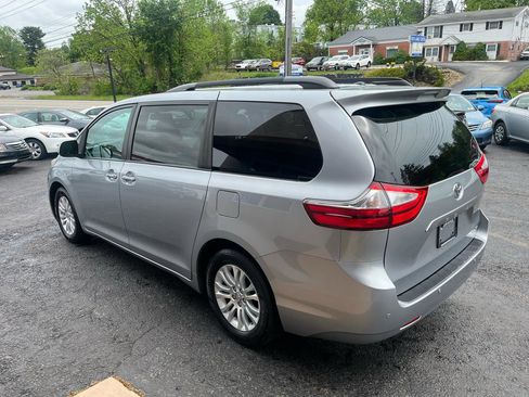 Used 2017 Toyota Sienna XLE w/ XLE Navigation Package FWD image 9