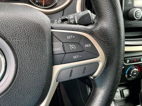 Used 2016 Jeep Cherokee Sport image 12