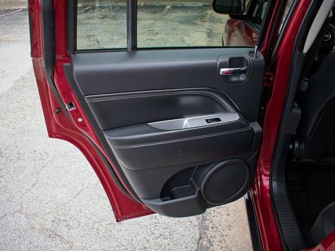 Used 2014 Jeep Compass Latitude FWD image 25