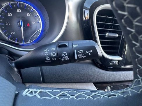 Used 2024 Chrysler Pacifica Touring-L image 18