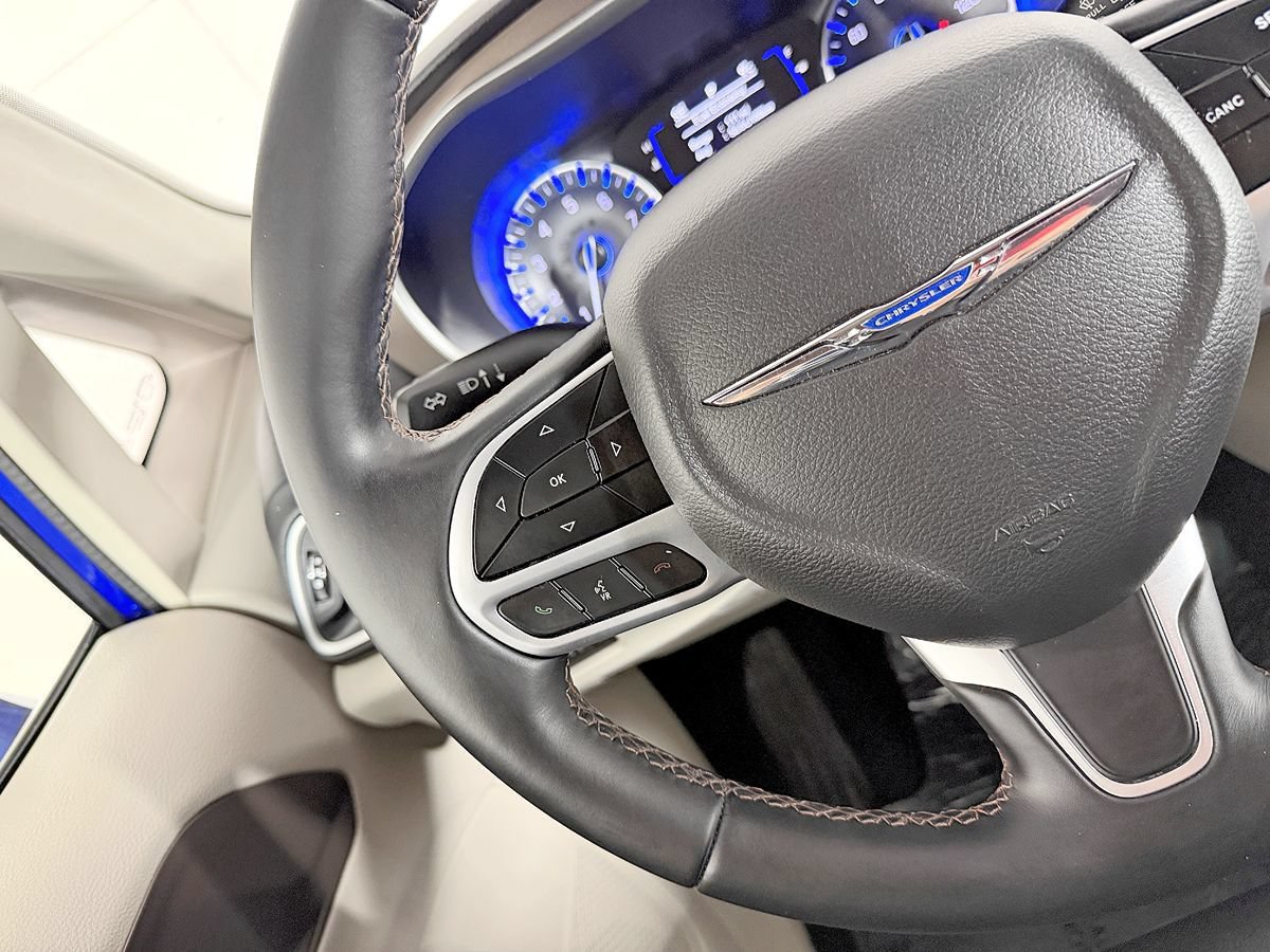 Used 2018 Chrysler Pacifica Touring-L w/ Tire & Wheel Group FWD image 57
