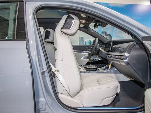 Used 2025 BMW 760i xDrive w/ Executive Package image 22