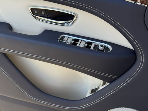 Used 2024 Bentley Bentayga image 26