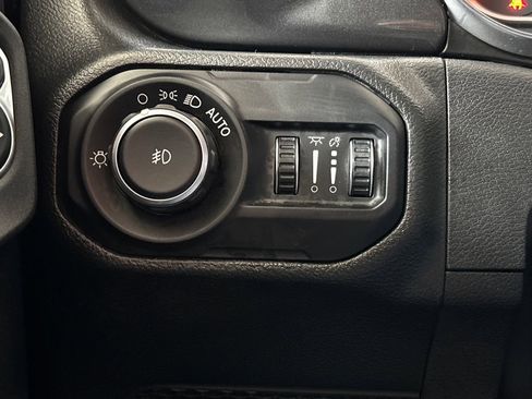 Used 2022 Jeep Wrangler Unlimited Sahara AWD/4WD image 57