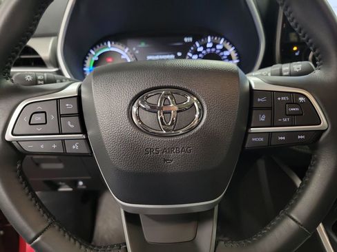 Used 2025 Toyota Highlander XLE image 19