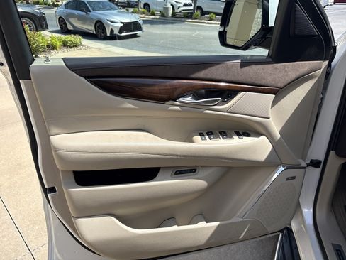 Used 2017 Cadillac Escalade Luxury AWD/4WD image 14