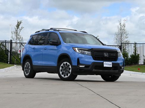 Used 2024 Honda Passport TrailSport image 2