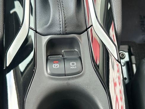 Used 2025 Toyota Corolla Cross XLE image 16