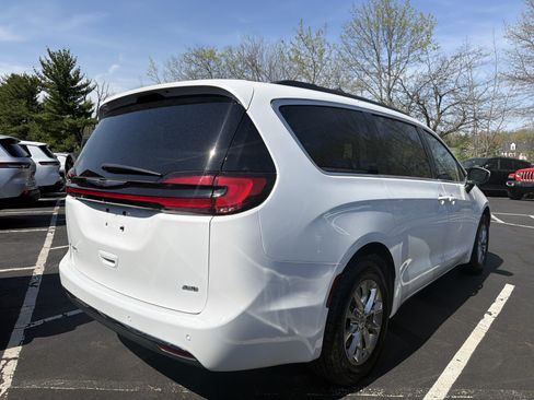 Used 2023 Chrysler Pacifica Touring-L AWD/4WD image 6